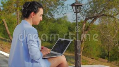 商务女士在<strong>笔记</strong>本电脑上工作，漂亮的黑发女郎穿着蓝色西装，带着<strong>笔记</strong>本电脑，漂亮的女人在她的电脑上工作